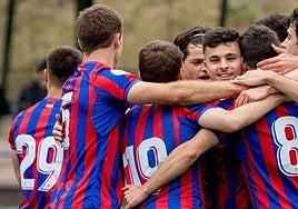 Iñigo Martín de cara, celebrando un gol con el CD Vitoria, filial del Eibar.
