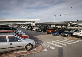 Coches aparcados sobre las aceras del aeropuerto de Foronda durante un puente festivo.