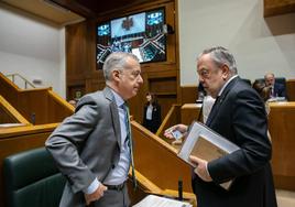 El lehendakari, Iñigo Urkullu, conversa con el consejero de Hacienda, Pedro Azpiazu, en una sesión parlamentaria.