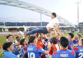 El entrenador del Amorebieta Haritz Mujika, galardonado como el mejor técnico de Primera RFEF