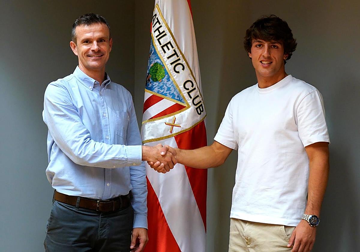 El presidente del Athletic, Jon Uriarte, y Unai Gómez tras firmar el nuevo contrato.