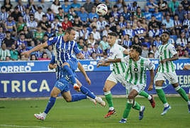 Kike García remata a portería en el partido ante el Betis en Mendizorroza.