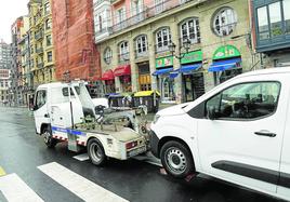 La grúa se llevaba ayer un vehículo mal estacionado junto al Mercado de la Ribera.