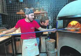 Hugo Rodríguez de Prada con el pizzaiolo del restaurante de Vitoria.