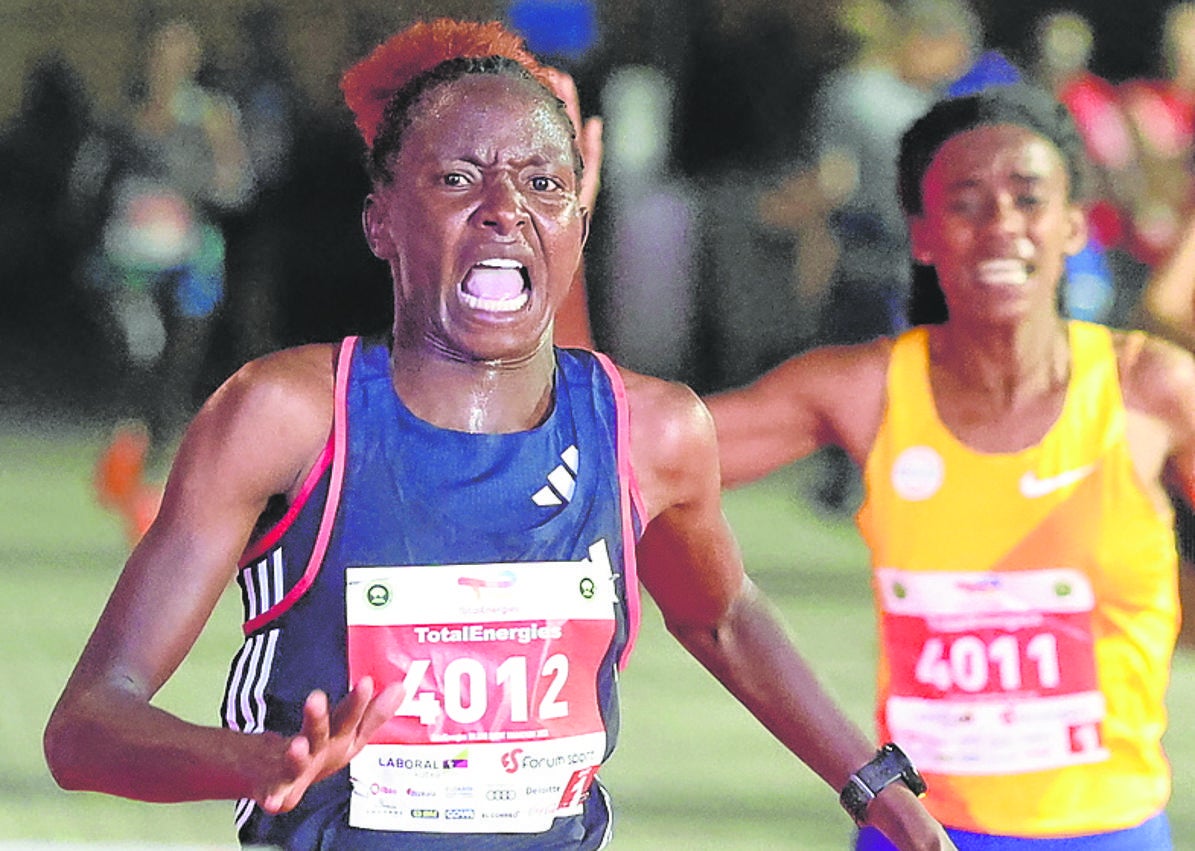 Imagen secundaria 1 - ilbao se echó a la calle para disputar el maratón nocturno. Abajo, Jeptoo, ganadora femenina, y Kiptum, masculino, en la media maratón