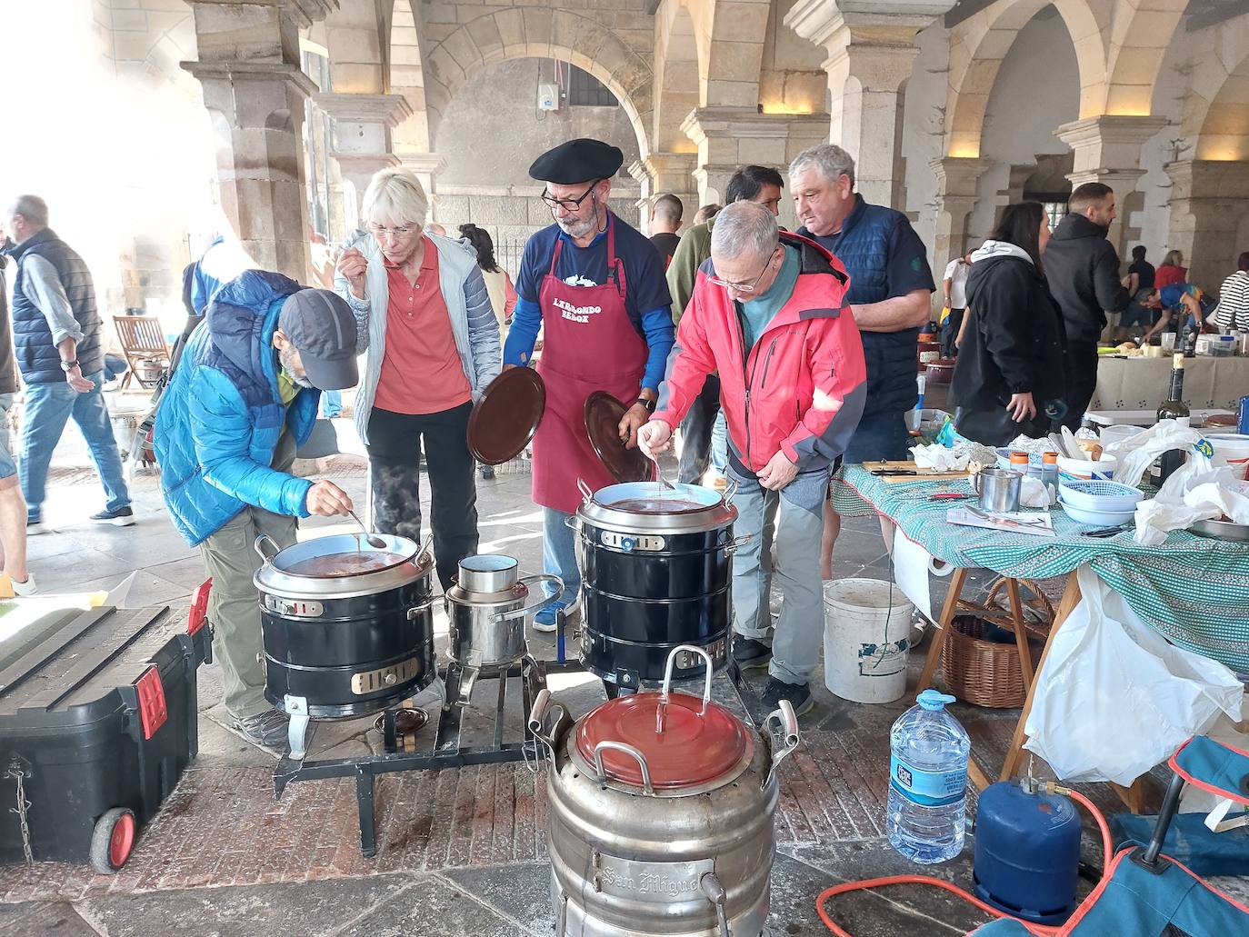 Andrés Zárraga, con las tapas en la mano, campeón del Concurso de Balmaseda en 2017. 