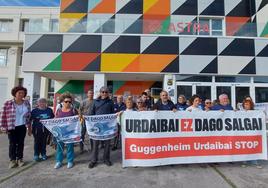 Vecinos de la plataforma instan a la ciudadanía a participar en la movilización ruidosa que tendrá lugar el sábado conta el Guggenheim Urdaibai en Gernika.