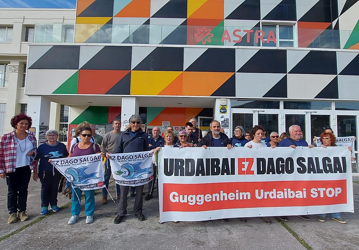 Vecinos de la plataforma instan a la ciudadanía a participar en la movilización ruidosa que tendrá lugar el sábado conta el Guggenheim Urdaibai en Gernika.