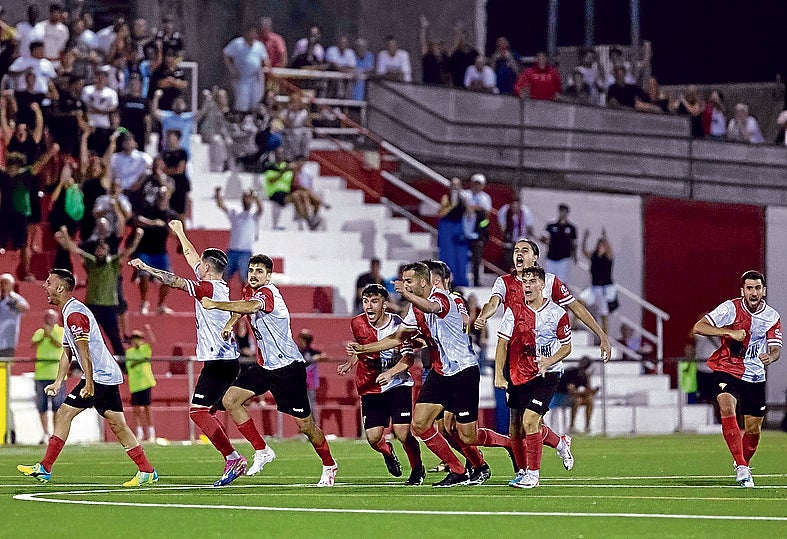 Los jugadores del Rubí celebran su triunfo en la anterior eliminatoria de Copa.