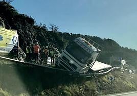 El camión se ha salido de la calzada y ha impactado contra la mediana de la N-622, a su paso por Zigoitia.