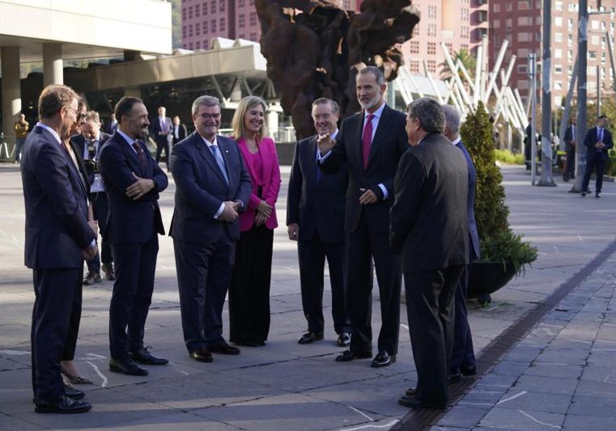 El Rey, a la entrada del Congreso, saluda a las autoridades presentes.