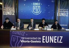 Vicente Atxa, rector de Mondragon Unibersitatea; Jordi Roche, presidente de Euneiz; Jokin Bildarratz, consejero de Educación; Lluís Vicent, rector de Euneiz; Juan José Etxeberria, director de Deusto; y Saioa Ortiz, directora ejecutiva de Euneiz.