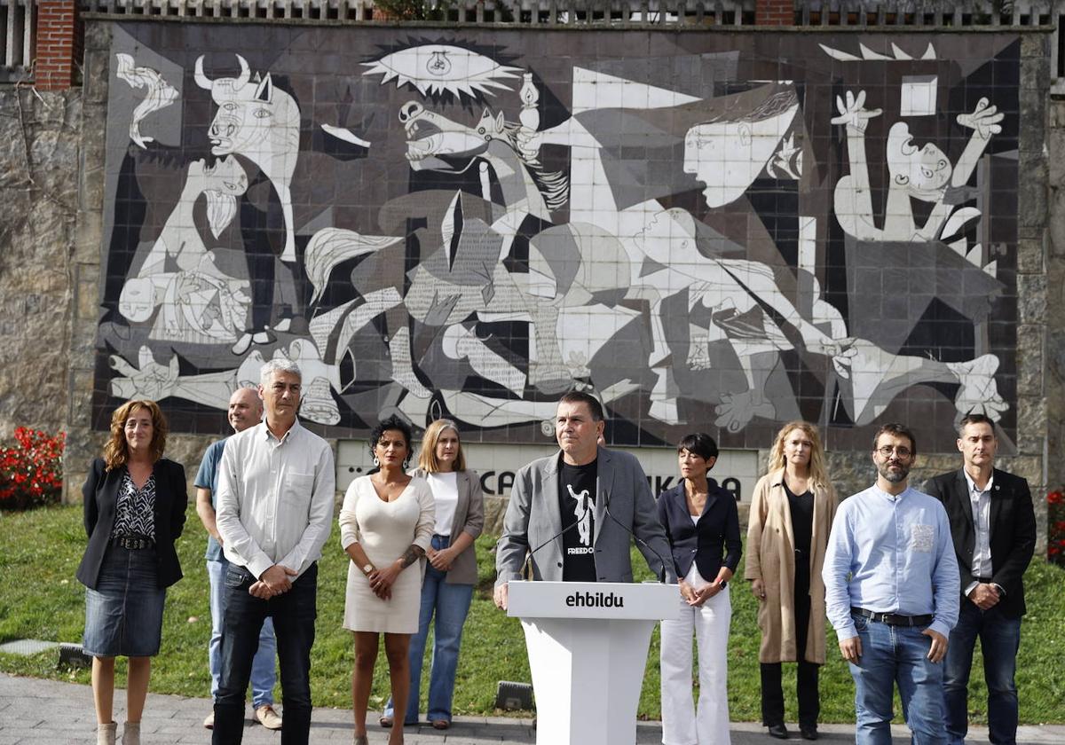 El coordinador general de EH Bildu, Arnaldo Otegi, lee el 18 de octubre una declaración sobre el conflicto de Palestina e Israel ante el Mural del cuadro Gernika en esta localidad vizcaína.