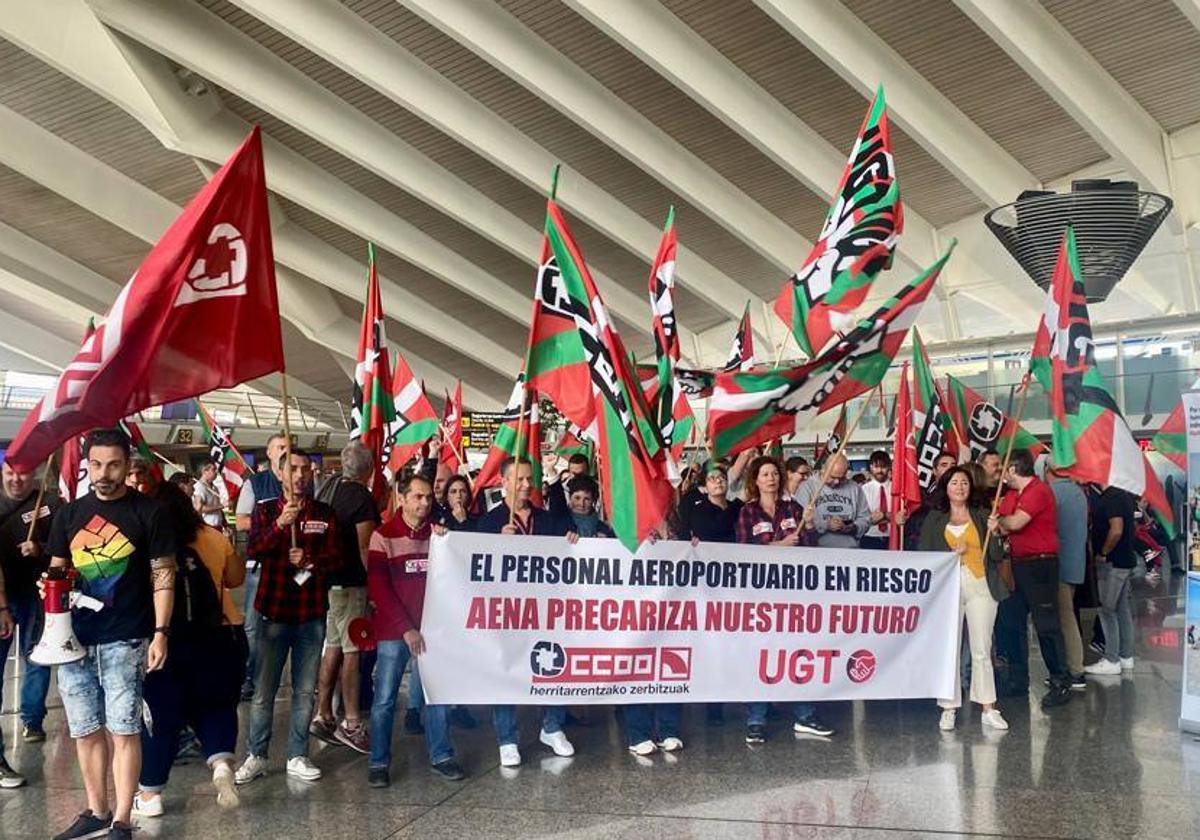 Cerca de 200 trabajadores se han concentrado en 'La Paloma' esta mañana.