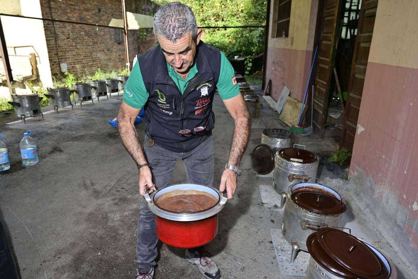 José Luis Aretxederra, de los 'Pizarrines', moviendo una de las cinco putxeras que presentaron al concurso. (foto cedida por Javier Barrutia)