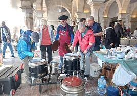 Andrés Zárraga, ganador en 2017, preparando dos putxeras en el soportal del Ayuntamiento.