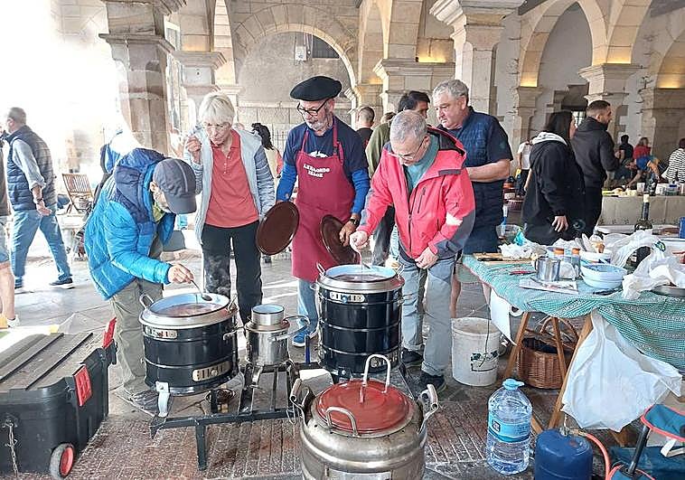Andrés Zárraga, ganador en 2017, preparando dos putxeras en el soportal del Ayuntamiento.