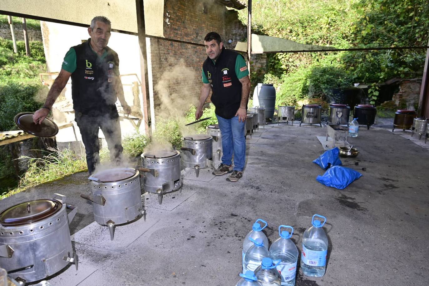José Luis Aretxederra (izq.) y su hermano Borja, junto a otros familiares, prepararon desde las 5.30 horas un total de 24 putxeras. (foto cedida por Javier Barrutia)