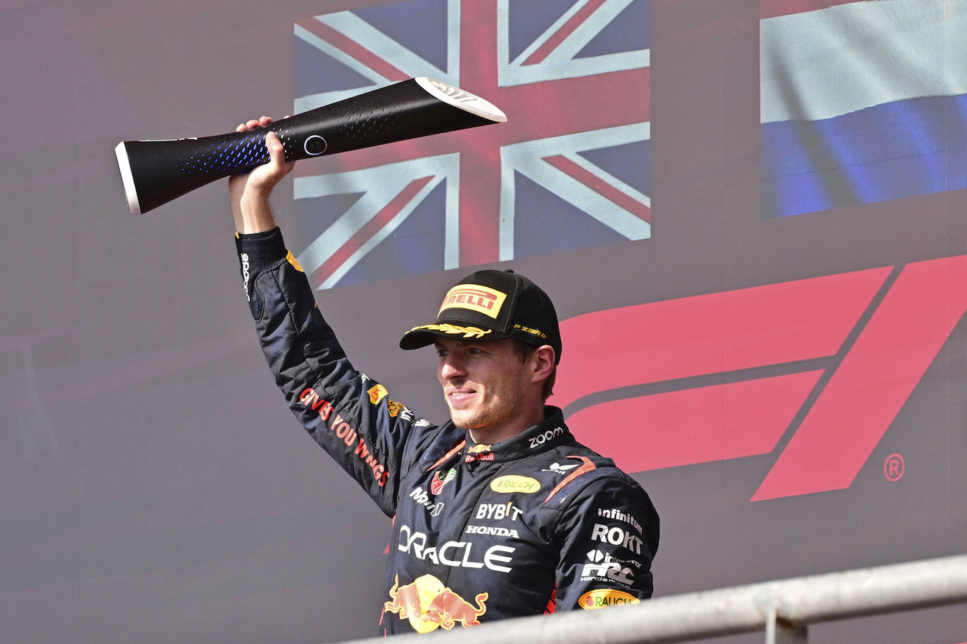 Verstappen saluda desde el podio de Austin.