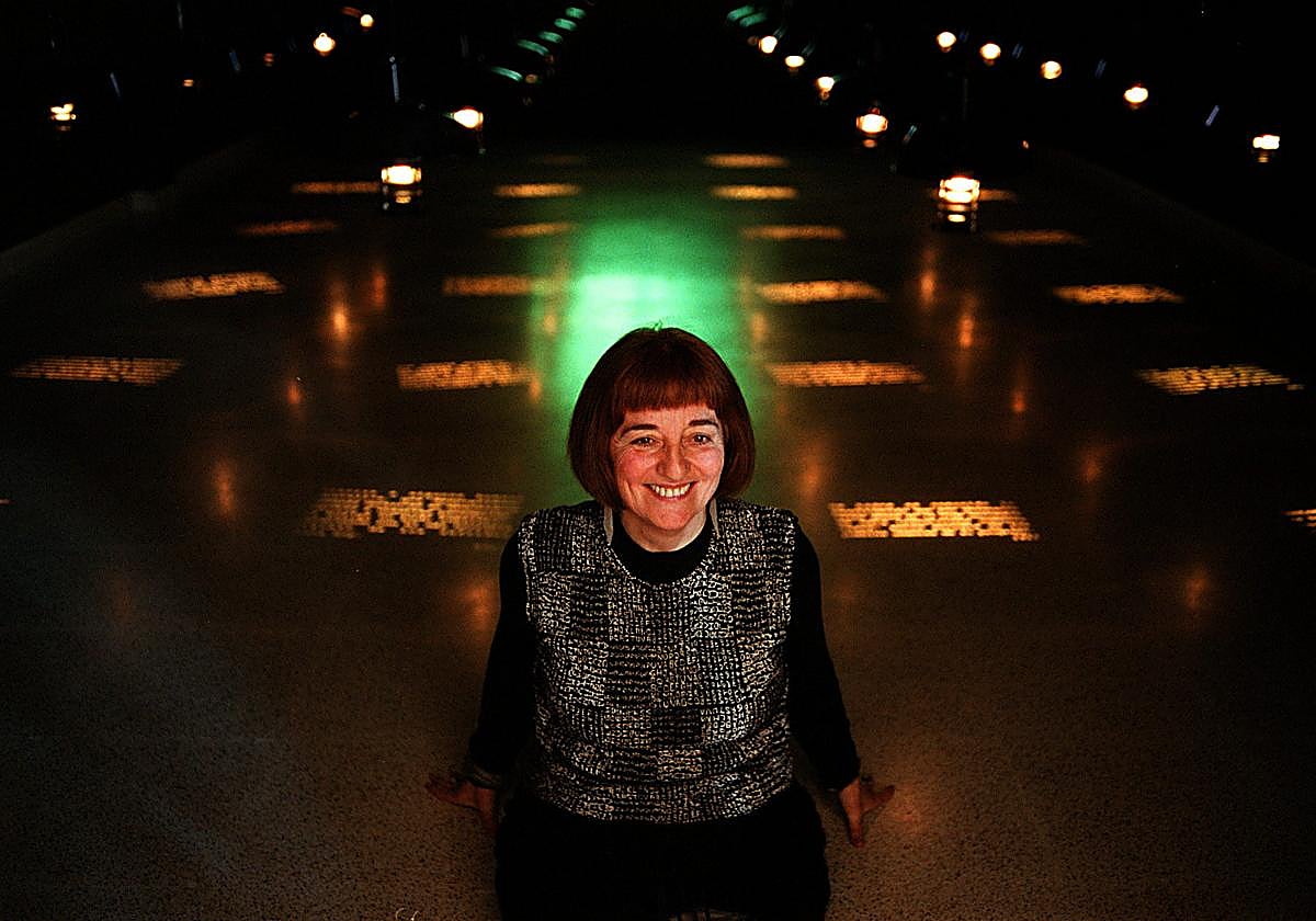 Marisa González, con su instalacióin sobre Harino Panadera.