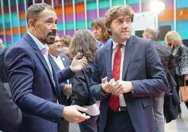 El secretario general del PSE, Eneko Andueza, antes de su intervención en Vitoria, junto a Denis Itxaso.