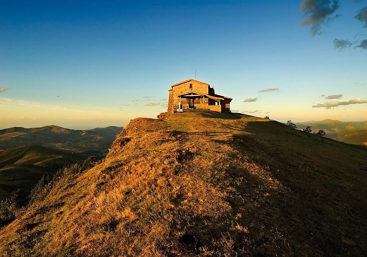 Ermita de San Roque y San Sebastián en la cima del monte Kolitza.
