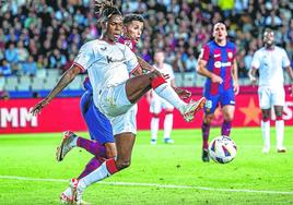 Nico Williams trata de proteger el balón ante la presión de Cancelo.