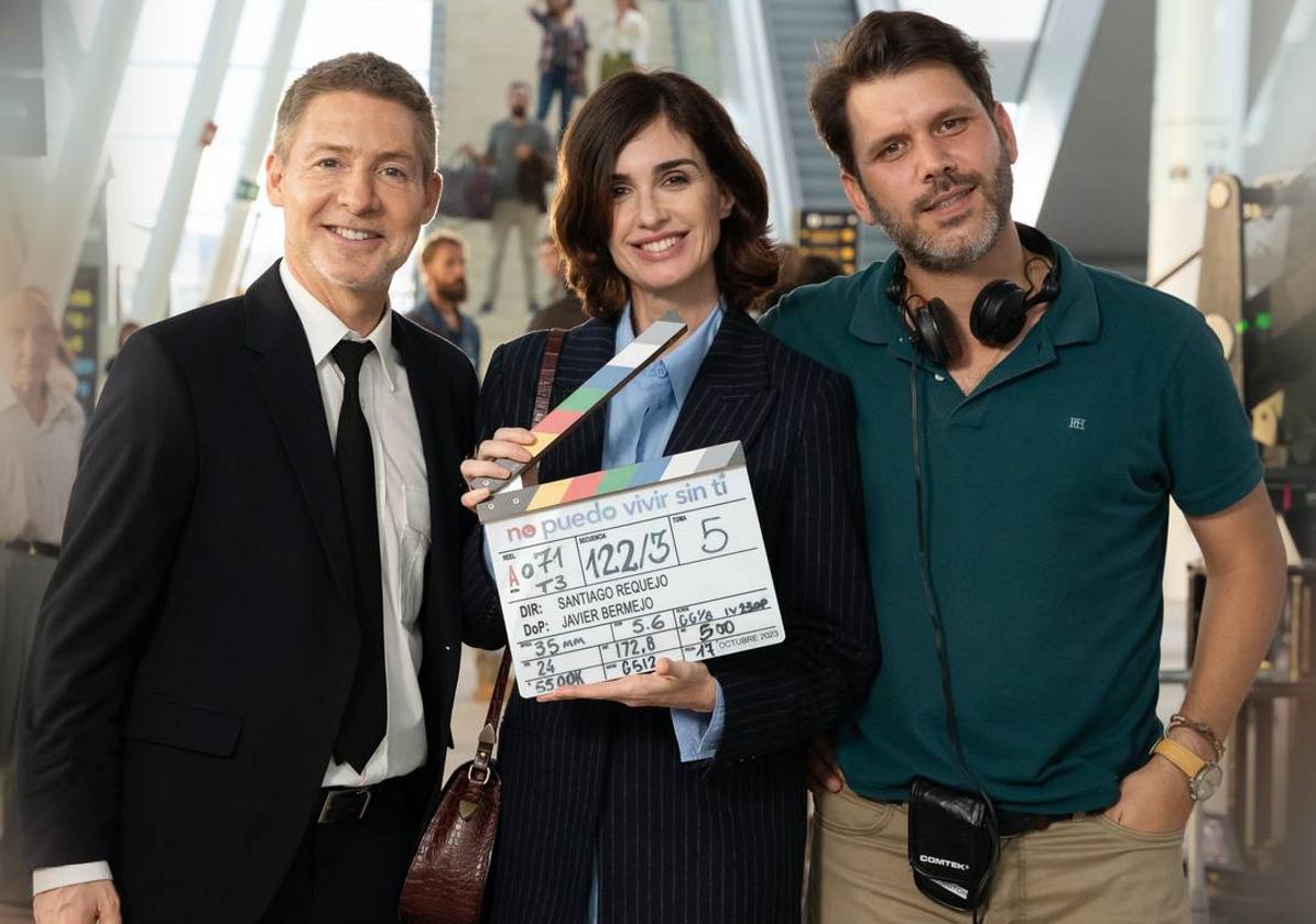 Paz Vega entre el actor Adrián Suar y el director Santiago Requejo en el aeropuerto de Loiu.