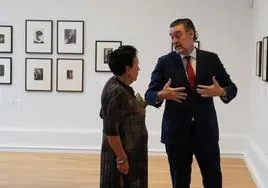 Isabel Falcón, con el directorl del Museo de Bellas Artes, Miguel Zugaza.