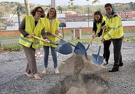 La diputada general, el de Infraestructuras y las alcaldesas de Barakaldo y Erandio sellan el cofre que se ha enterrado en la zona donde arrancarán las labores.