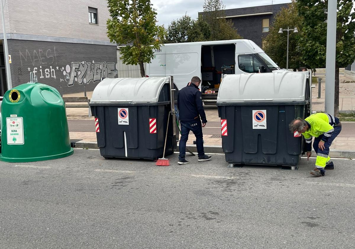 Imagen principal - Estudiantes de Vitoria idean un sistema para evitar que los contenedores se vuelquen por el viento