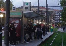 Usuarios aguardan la llegada del tranvía en la parada de la calle Honduras.