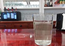Hosteleros de Romo se han sorprendido por el color del agua.
