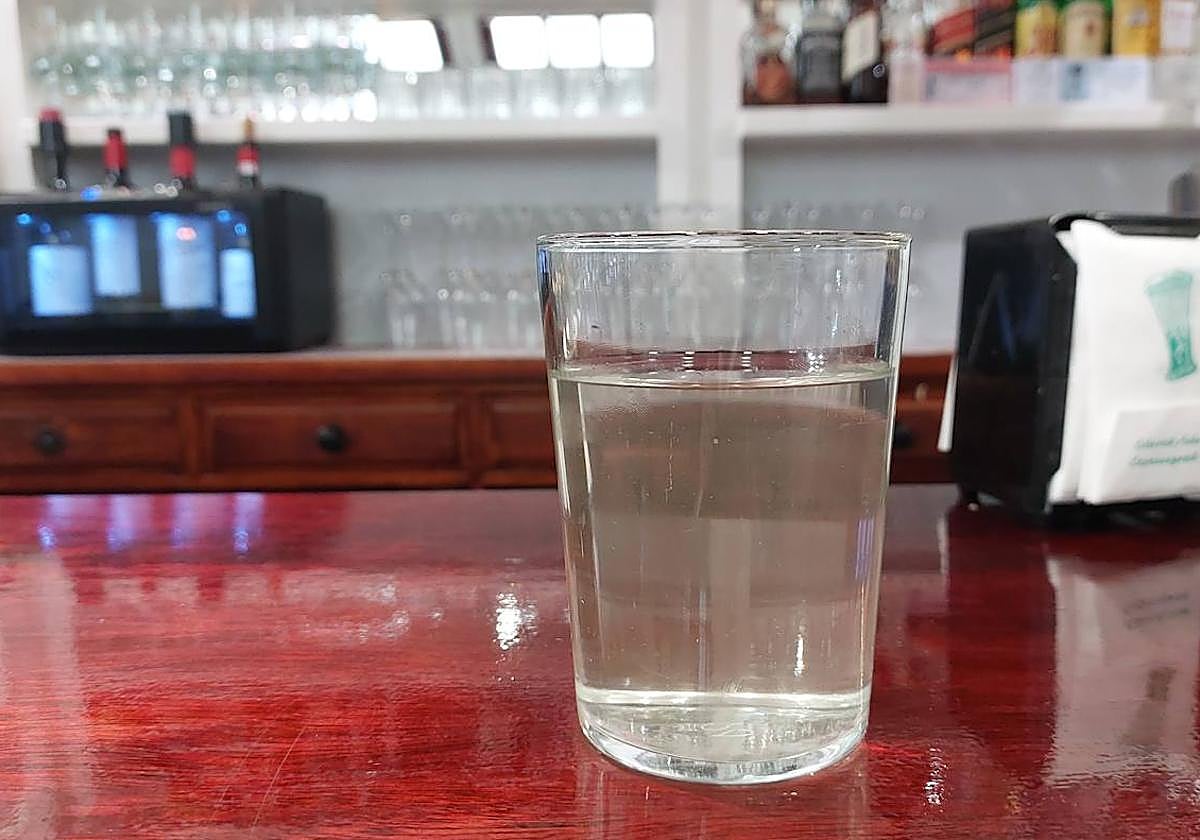 Hosteleros de Romo se han sorprendido por el color del agua.