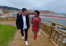 El viceconsejero de Sostenibilidad Ambiental, Aitor Aldasoro, y la alcaldesa de Bermeo, Nadia Nemeh, inauguraron ayer el paseo verde.