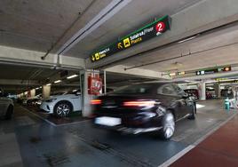 Un vehículo entra en el parking principal del aeropuerto de Bilbao.