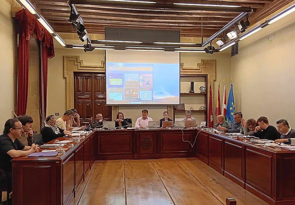 La corporación debatió ayer en la Comisión de Hacienda la propuesta de subir los impuestos municipales.