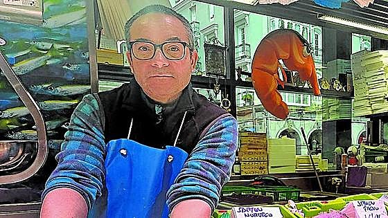 Los consumidores, en busca del máximo ahorro: «Se acaban de llevar un pulpo para comer en Navidad»