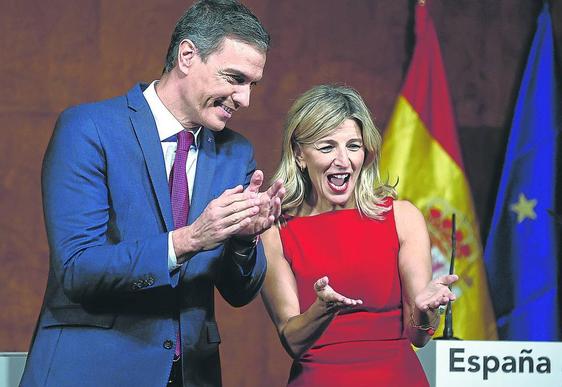 Sánchez y Díaz, sonrientes, ayer en el Reina Sofía.