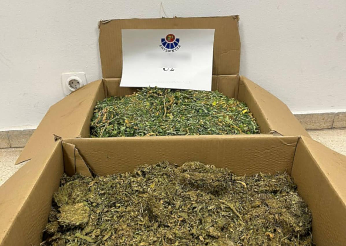Imagen secundaria 1 - La Ertzaintza culmina con un arresto en Trapagaran una operación contra el tráfico de drogas