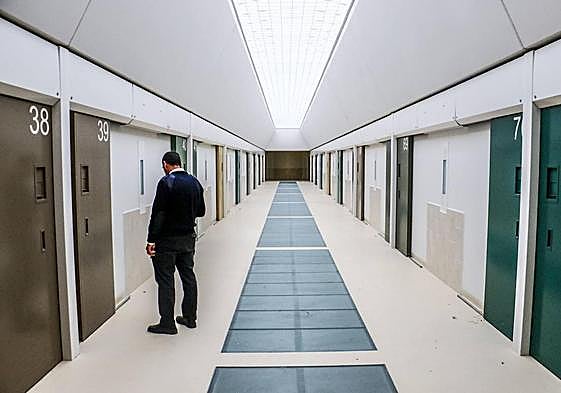 Un funcionario de la prisión alavesa de Zaballa revisa las celdas.