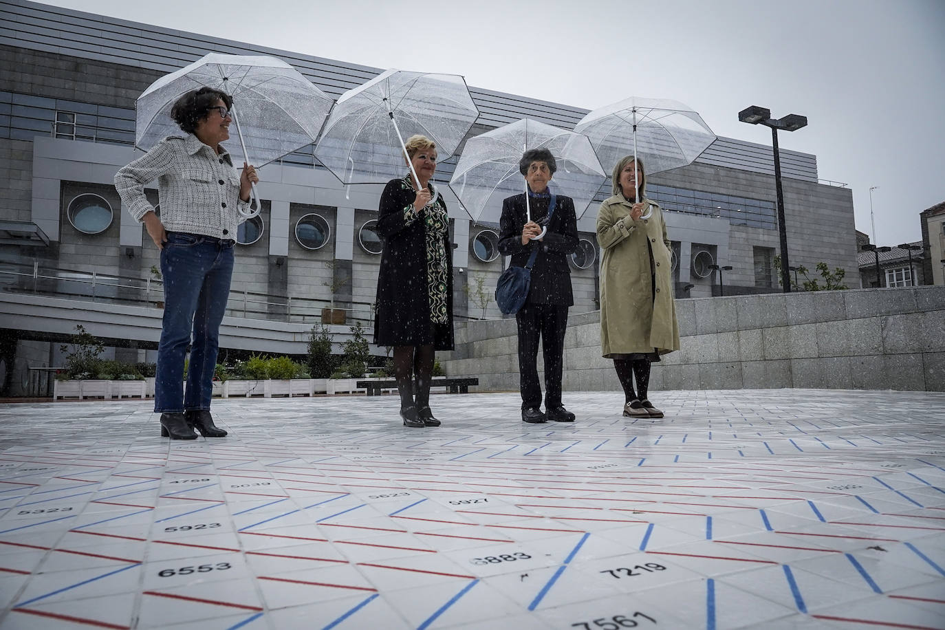 Beatriz Herráez (directora de Artium), Ana del Val (diputada foral de Cultura), la artista Esther Ferrer y Sonia Díaz de Corcuera (concejala de Cultura), en la inauguración de este jueves.