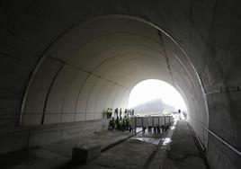 Uno de los túneles de Aramaio en una visita de obra.