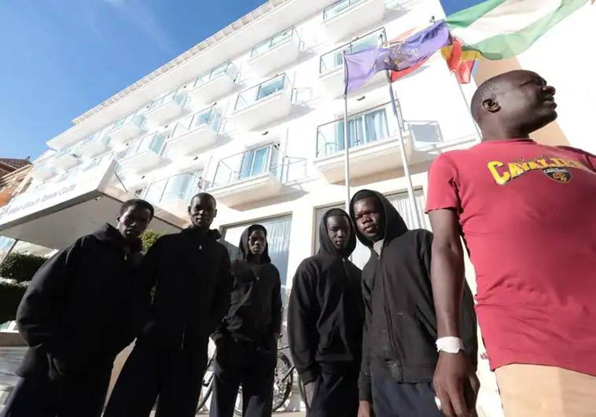 Un grupo de migrantes alojados en el hotel de El Morche, en Málaga.