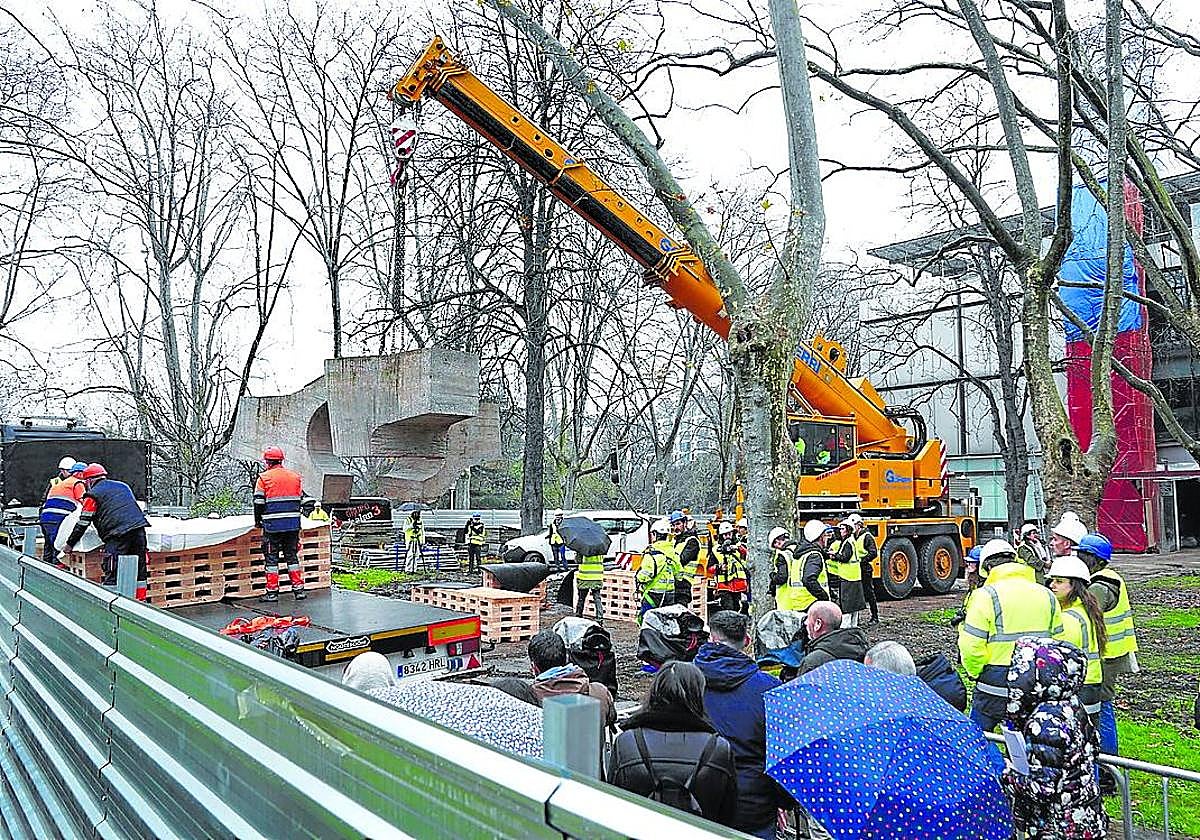 Traslado de la escultura 'Lugar de encuentros IV' a Chillida Leku con motivo de las obras del Bellas Artes.