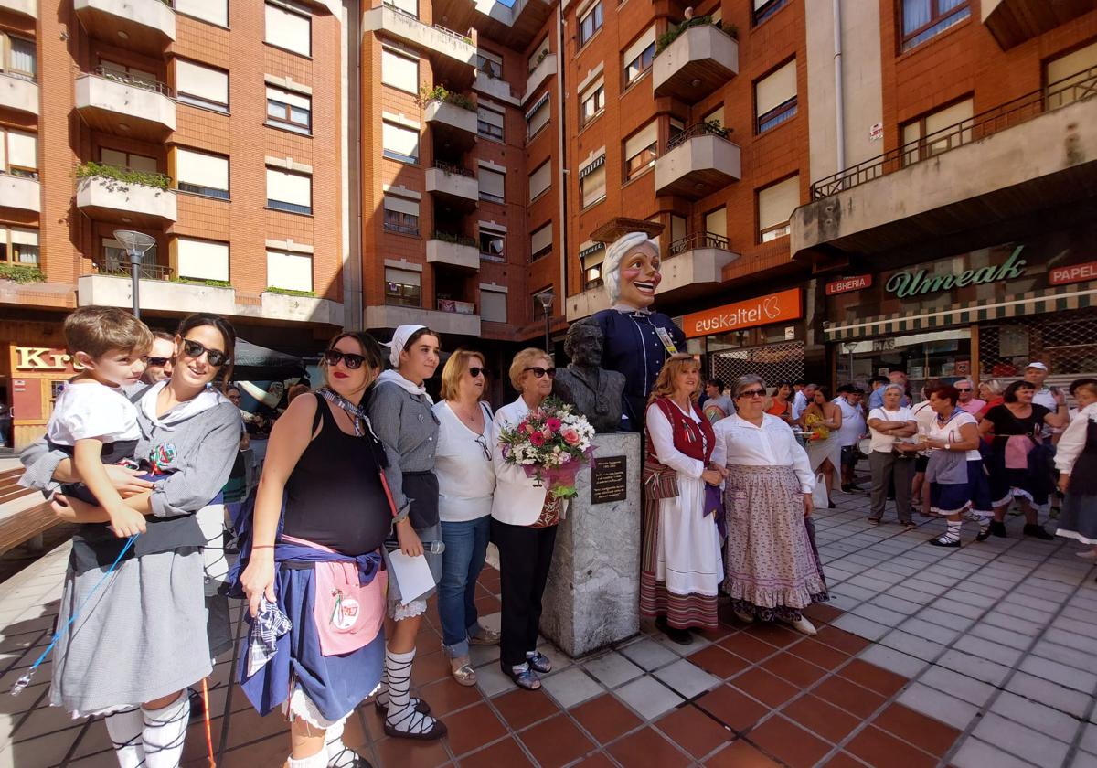 La familia de la partera, junto a integrantes de la asociación Manuela Eguiguren, en el homenaje que se le hizo este año.