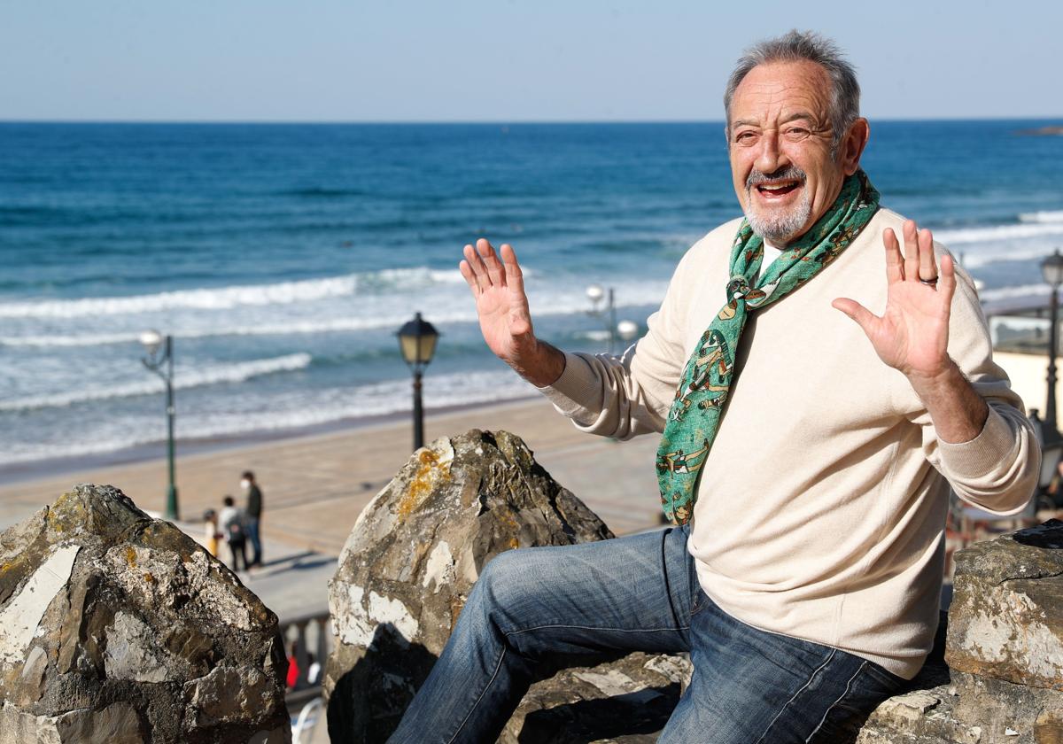 Arguiñano posa desde la terraza de su restaurante en Zarautz.