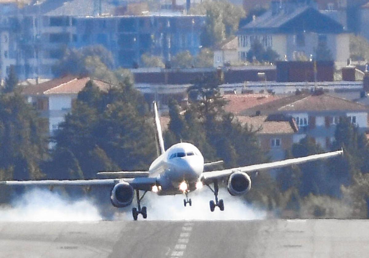 El viento sur podría provocar importantes problemas en la pista de aterrizaje de Loiu