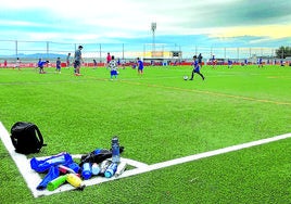 Niños del fútbol base del Rubí ejercitándose ayer por la tarde en el campo de Can Rosés, hogar del Rubí.