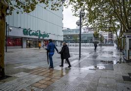 Se contempla renovar el pavimento, el mobiliario y la parada del urbano en la plaza María Sarmiento.